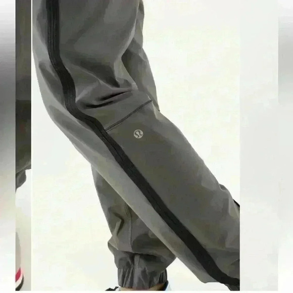 Lululemon Track To Reality Pant
Soot Light / Black / Slalom Stripe Angel Wing - Picture 8 of 16